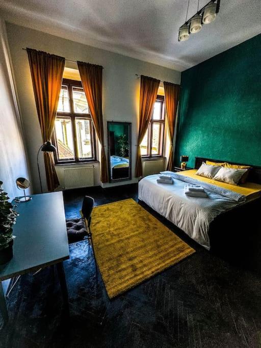 Cozy & Charming Apt. Downtown *