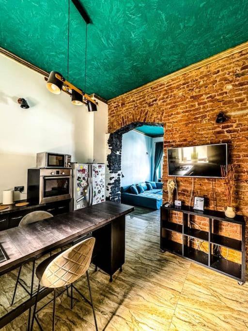 Cozy & Charming Apt. Downtown Apartment *